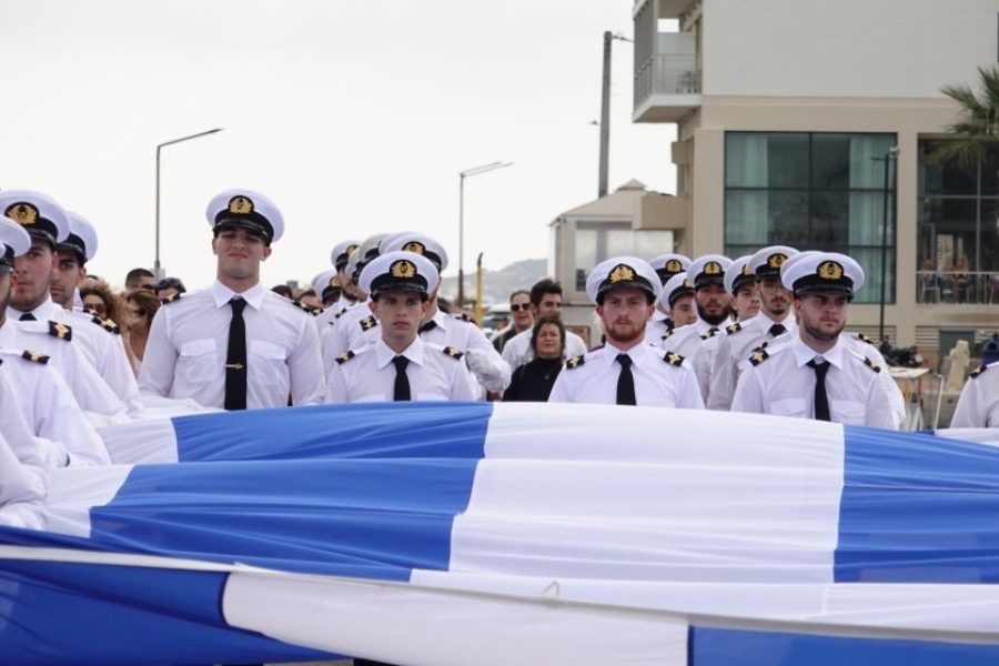 Υψώθηκε η μεγάλη σημαία στο λιμάνι της Χίου για την 28η Οκτωβρίου