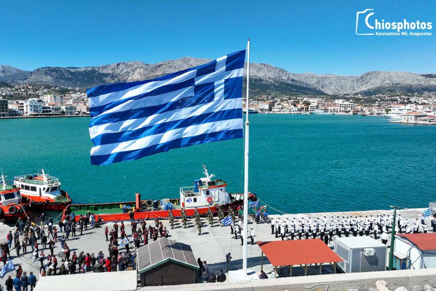 Υψώθηκε η μεγάλη σημαία στο λιμάνι της Χίου για την 25η Μαρτίου