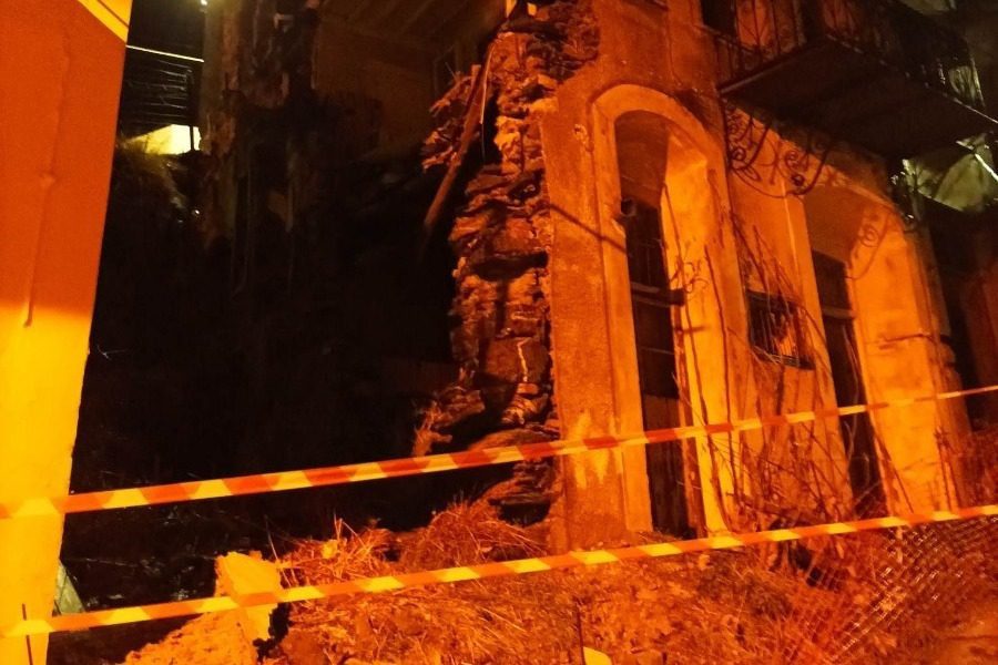 Επιτέλους γκρεμίζουν το επικίνδυνο κτίριο δίπλα στο ΕΠΑΛ Πλωμαρίου 