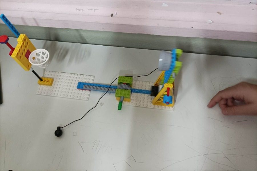 Εξοπλισμός ρομποτικής και δράσεις STEM στο δημοτικό σχολείο Κάτω Τρίτους