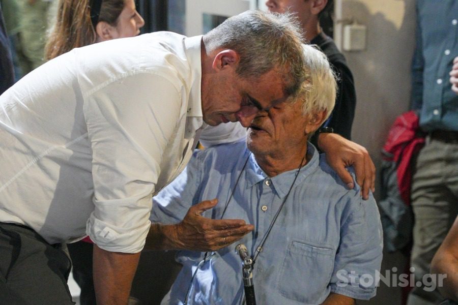 Παλιοί και νέοι αυτοδιοικητικοί της Μυτιλήνης, αγκαλιάζουν το νέο Δήμαρχο 