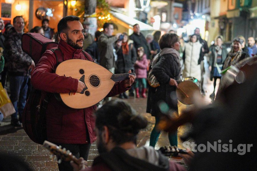 Οι Αιολείς τραγούδησαν τα κάλαντα στην αγορά της Μυτιλήνης 
