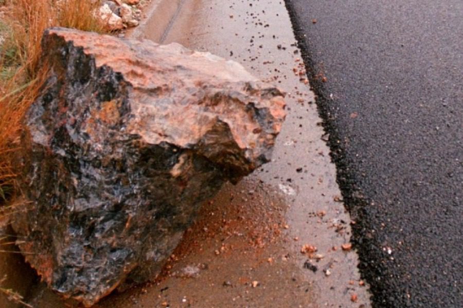 Καταπτώσεις βράχων στο δρόμο της Αγιάσου