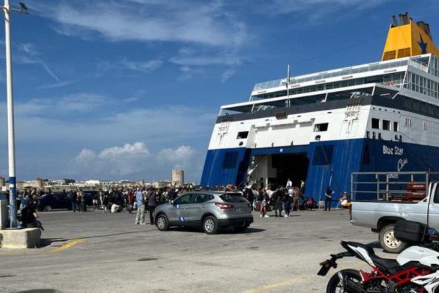 Αναστάτωση στο λιμάνι της Ρόδου: Πρόσφυγες ζητούν να απεγκλωβιστούν από το νησί