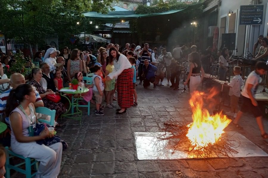 Αγιασώτικα κάψαλα με σαντούρια και χορούς 
