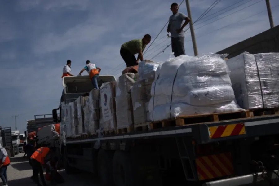 Φορτωμένο με φέρετρα ένα από τα φορτηγά ανθρωπιστικής βοήθειας στη Γάζα