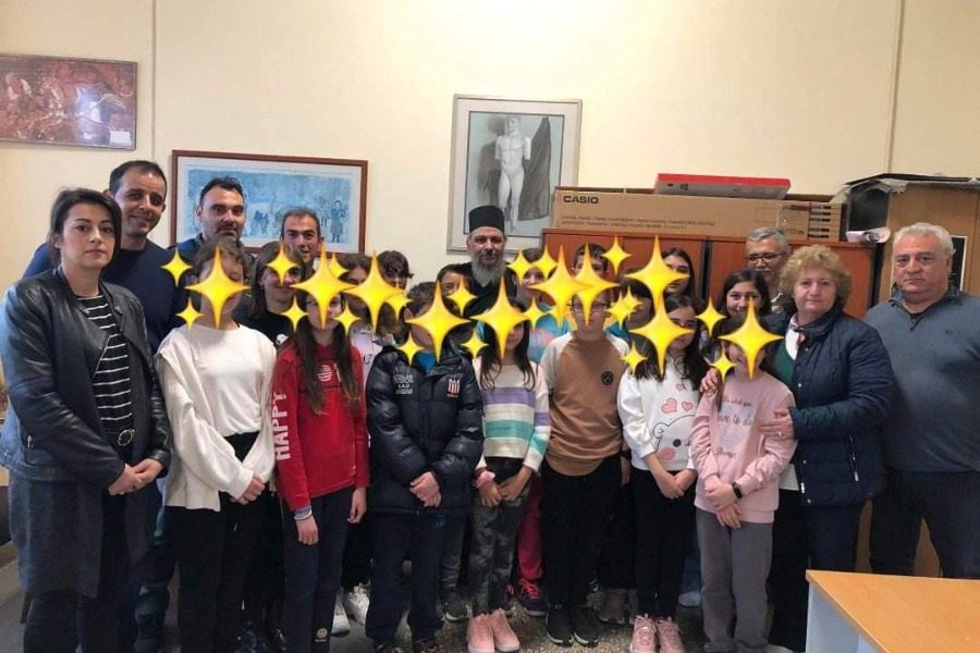 Δωρεά απινιδωτή από τον Αρχιμανδρίτη Πρόχορο στο 8ο δημοτικό σχολείο Μυτιλήνης