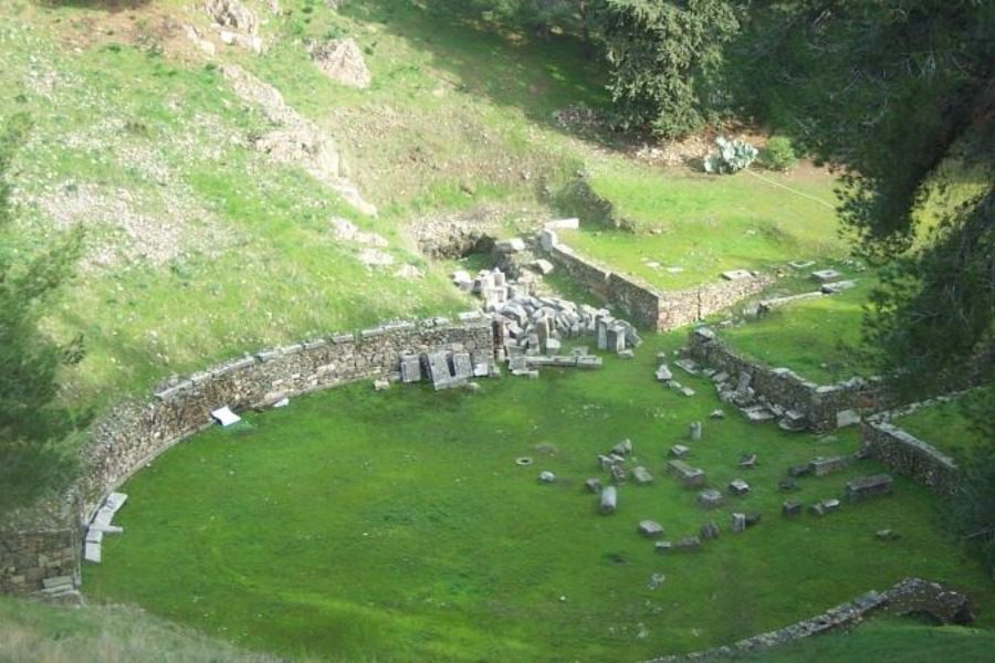 Καθάρισαν τα σκουπίδια από το Αρχαίο Θέατρο