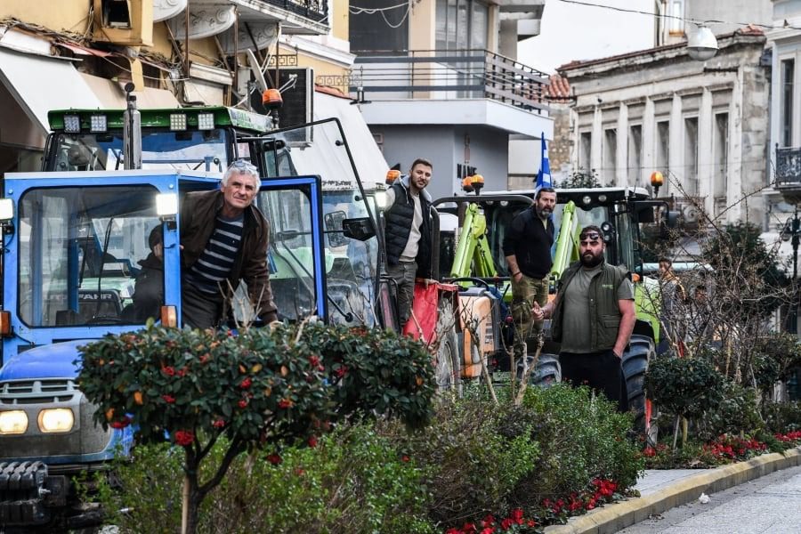 Οχυρώνουν τα μπλόκα και αποφασίζουν απόβαση με τρακτέρ στην Αθήνα