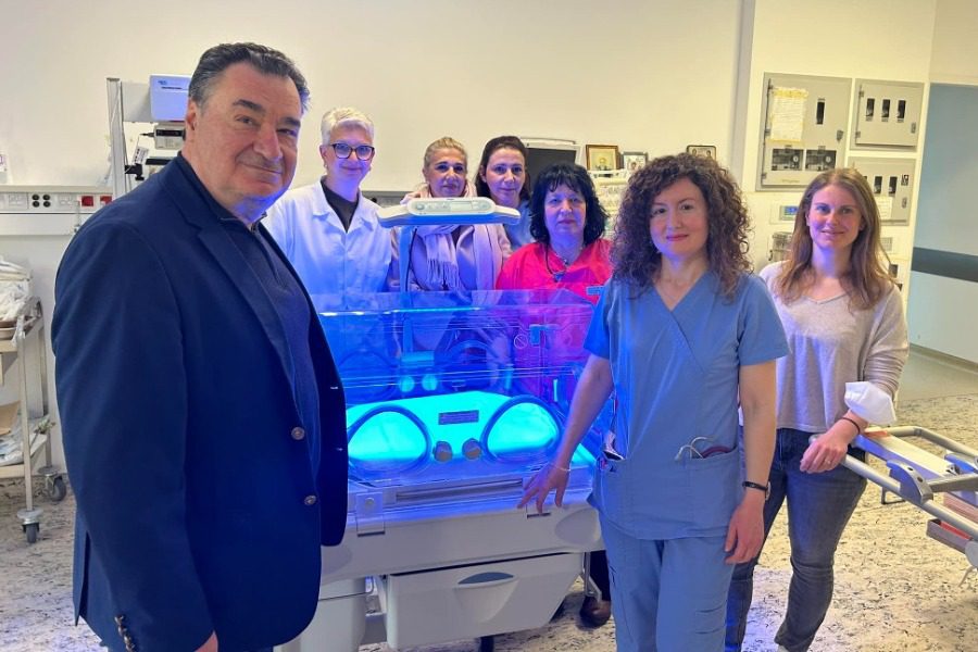 Κινητή συσκευή φωτοθεραπείας για τα νεογνά του Νοσοκομείου Μυτιλήνης