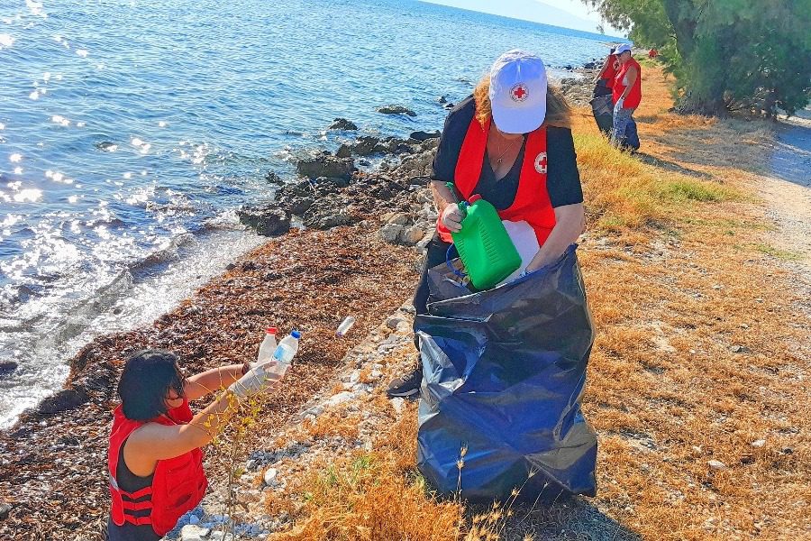 Ο Ερυθρός Σταυρός Μυτιλήνης, καθαρίζει τις παραλίες  του αεροδρομίου 