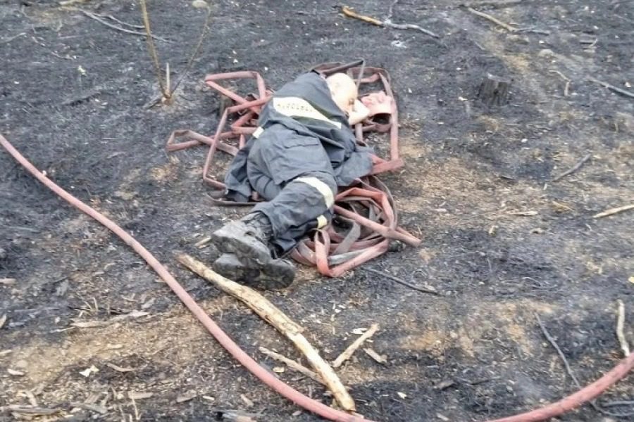 Συγκλονίζει η φωτογραφία πυροσβέστη που κοιμάται σε καμένη γη μετά από φωτιά