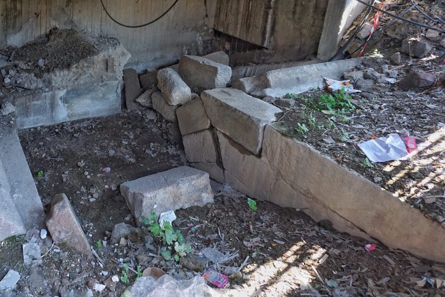 Η μαρμάρινη γέφυρα της αρχαίας Μυτιλήνης, θαμμένη κάτω από σκουπίδια