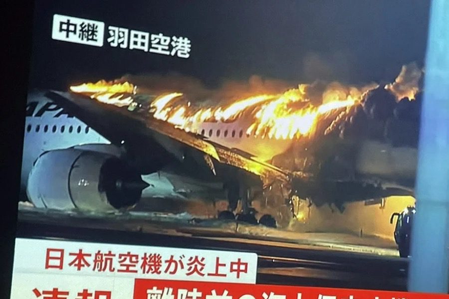Αεροσκάφος της Japan Airlines τυλίχτηκε στις φλόγες 