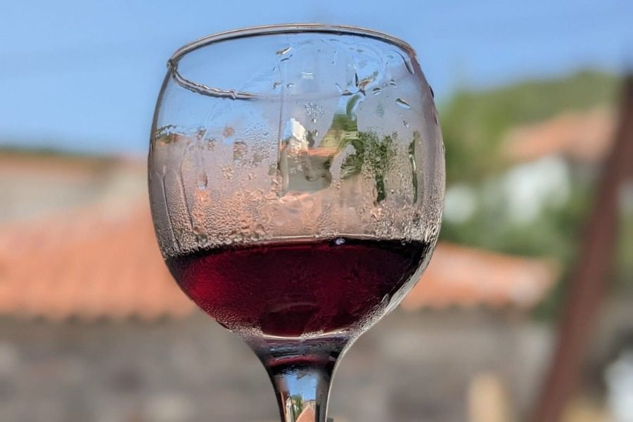 Αύξηση των ειδικών φόρων κατανάλωσης στο κρασί  
