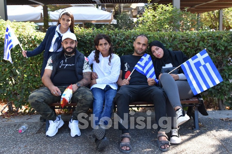 Παρέλασαν για την Ελλάδα με ευχές για ειρήνη στην Παλαιστίνη