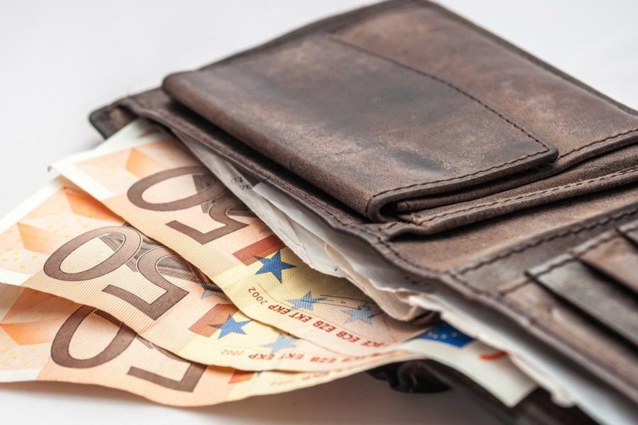 Παρέδωσε πορτοφόλι με 1.304 ευρώ στην αστυνομία
