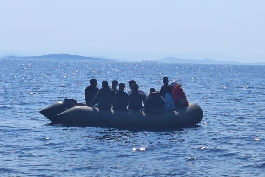 12 πρόσφυγες σε βάρκα περισυνελέγησαν στο Μόλυβο