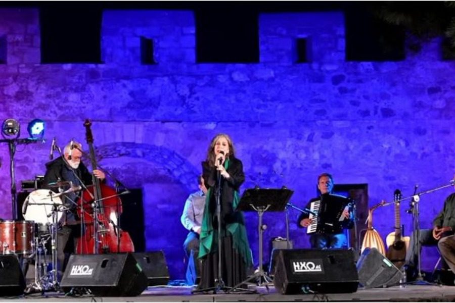 Η Σαβίνα Γιαννάτου με τους Primavera en Salonico στο Κάστρο Μυτιλήνης 