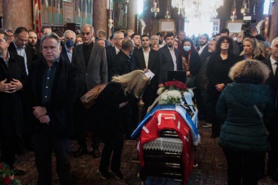 Σε κλίμα πένθους και οδύνης η κηδεία του Νεκτάριου Σαντορινιού