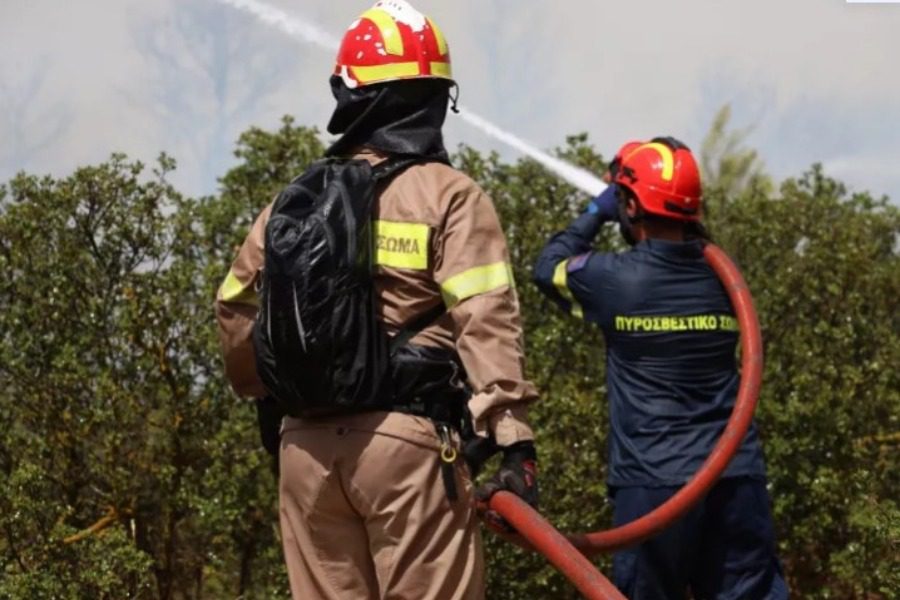 «Μάχη» για τον περιορισμό της φωτιάς στη Χίο